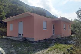 Kuća u selu Bratešići, Kotor, Σπίτι