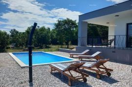 Kuća Prodaje se prizemna kuća s bazenom u okolici Marčane, Marčana, Ev