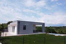 Kuća Prodaje se prizemna kuća s bazenom u okolici Marčane, Marčana, Ev