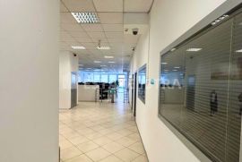 Prodaje se vrhunski poslovni prostor površine 1400 m2 u Puli, Pula, Poslovni prostor