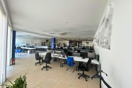 Prodaje se vrhunski poslovni prostor površine 1400 m2 u Puli, Pula, Poslovni prostor