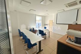 Prodaje se vrhunski poslovni prostor površine 1400 m2 u Puli, Pula, Poslovni prostor