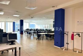 Prodaje se vrhunski poslovni prostor površine 1400 m2 u Puli, Pula, Propiedad comercial