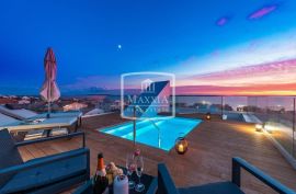 Mandre - luksuzni objekt s krovnom terasom i bazenom! 749000€, Pag, Apartamento