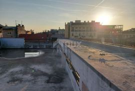 RIJEKA, CENTAR - poslovna zgrada 537m2 u strogom centru grada + krovna terasa 140m2, Rijeka, Propiedad comercial