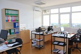 Trogir, poslovna zgrada s uredima i skladišnom halom (692 m2), Trogir - Okolica, Poslovni prostor