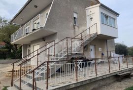 ISTRA, PULA- Kuća sa dva stana + samostojeći apartman!, Pula, Famiglia