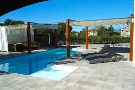 OTOK KRK - Moderna moderna vila s bazenom i velikom okućnicom u središtu otoka, Dobrinj, Casa