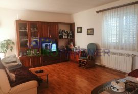 Višnjan okolica - prizemnica sa 3 spavaće sobe i velikom okućnicom, Višnjan, Famiglia
