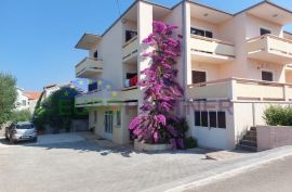 Kuća sa tri stana i pogledom na more, atraktivna lokacija Diklo-Zadar, Zadar, Famiglia
