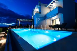 Predivna Villa s bazenom u Brodarici - Šibenik, 225 m2, s pogledom na more, Šibenik - Okolica, Famiglia