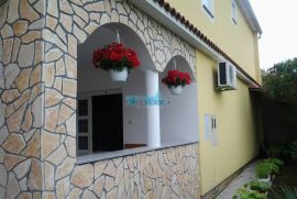 Krk, kuća sa 5 app, 200 metara od mora, Dobrinj, Ev