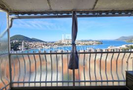 Prodaja stana za renovaciju s pogledom na more u Dubrovniku, Dubrovnik, Stan