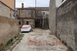 PRIVLAKA - kamena kuća sa velikom okućnicom, Privlaka, Σπίτι