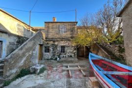 PRIVLAKA - kamena kuća sa velikom okućnicom, Privlaka, Famiglia