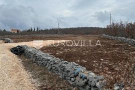 Lovreć, Dalmatinska zagora - građevinska parcela uz glavnu prometnicu, Lovreć, Arazi