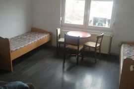 Izdaje se prostor za smestaj gradjevinskih radnika u Pancevu, Pančevo, Room