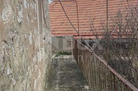 BRAČ, SUPETAR - Mediteranska vila za renovaciju, Supetar, House