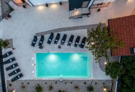 OPATIJA, IČIĆI - jedinstvena etaža 190m2 u mirnoj ulici s bazenom i pogledom na more, Opatija - Okolica, Διαμέρισμα