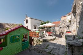 LOŠINJ - Obnovljena stara vila s 6 apartmana 100 metara od mora, Mali Lošinj, بيت
