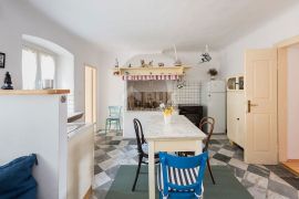 LOŠINJ - Obnovljena stara vila s 6 apartmana 100 metara od mora, Mali Lošinj, Casa