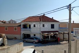 ZADAR, PETRČANE - Apartmanska kuća i poslovni prostor u blizini mora, Zadar - Okolica, Famiglia