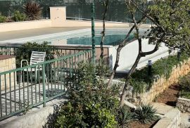 OPATIJA, IČIĆI - kuća od 240m2 na odličnoj poziciji s bazenom i pogledom na more, Opatija - Okolica, Famiglia