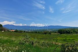 ISTRA, PIĆAN - Prostrani kompleks građevinskog i poljoprivrednog zemljišta sa otvorenim pogledom na prirodu, Pićan, Arazi