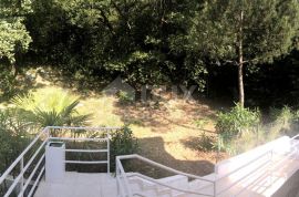 OPATIJA, CENTAR - samostojeća villa 605m2 s pogledom na more + okoliš 600m2, Opatija, بيت
