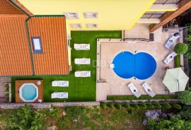 OPATIJA, BREGI - Vila novogradnja u mediteranskom stilu s dvije stambene jedinice, bazenom, gostinjskom kućom, tavernom i dječjim igralištem, Matulji, House