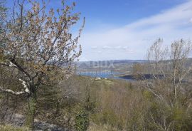 ISTRA, PAZIN, GRIMALDA - Prostrano zemljište s pogledom na jezero, Pazin - Okolica, Tierra
