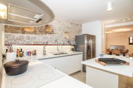 ISTRA, BALE Predivna kamena kuća sa suvremenim arhitektonskim detaljima!, Bale, Haus