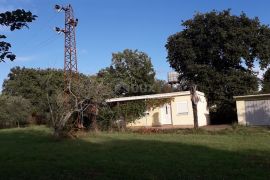 ISTRA, MEDULIN - Poljoprivreno zemljište s legaliziranom kućom i garažom, Medulin, Land