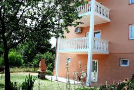 RIJEKA,GORNJA DRENOVA - Kuća na intimnoj lokaciji okružena zelenilom, Rijeka, Famiglia