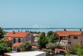 ISTRA, PEROJ - Apartmanska kuća s okućnicom i pogledom na more!, Vodnjan, Ev
