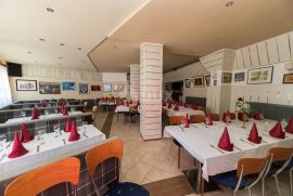 CRIKVENICA - TRIBALJ - restoran +  3 kuće (26 soba)  + 4 stana + 4130m2 okoliš, Crikvenica, Ticari emlak