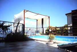 LOVRAN - dvoetažni stan u prekrasnoj dvojnoj kući s bazenom i panoramskim pogledom na more, Lovran, Appartamento