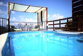 LOVRAN - dvoetažni stan u prekrasnoj dvojnoj kući s bazenom i panoramskim pogledom na more, Lovran, Stan