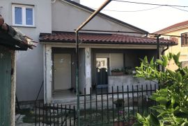 Kuća sa okućnicom i garažom, Pula, Istra, Pula, Дом