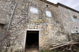 Kamena kuća blizu Višnjana za dovršiti, Višnjan, Famiglia