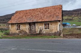 OTOČAC ( Orovac ) - građevinsko zemljište s starom kućom, Otočac, Γη