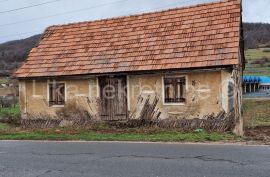 OTOČAC ( Orovac ) - građevinsko zemljište s starom kućom, Otočac, Γη
