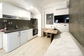 OPATIJA, CENTAR-Stan podijeljen u dva apartmana u vili, za investiciju, Opatija, Διαμέρισμα