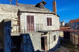 Šolta, Grohote - autohtona kamena kuća za renovaciju, Šolta, Haus