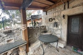 Medulin, kamena kuća u nizu na tri etaže NKP 90 m2 s malim vrtom, Medulin, Famiglia