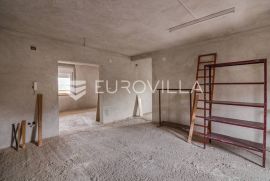 Gračani, nedovršena kuća brojnih mogućnosti za prodaju ili najam, Zagreb, Maison