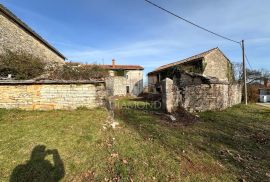 Središnja Istra, Žminj, kamena kuća za renovaciju sa pomoćnim objektima, Žminj, Maison