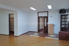Lep poslovno-stambeni prostor, Zemun, Pregrevica, 240m2, Zemun, Propriedade comercial