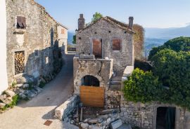 Tri kuće za adaptaciju sa predivnim pogledom, Pićan, Istra, Pićan, Ev