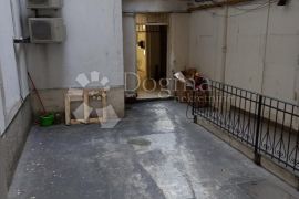 Korzo, manji poslovni prostor za najam, Rijeka, Коммерческая недвижимость